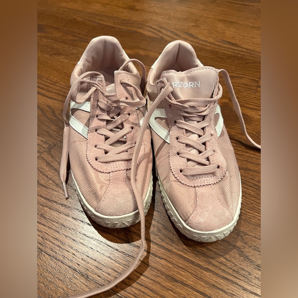 Tretorn Camden pink w/ white sneakers